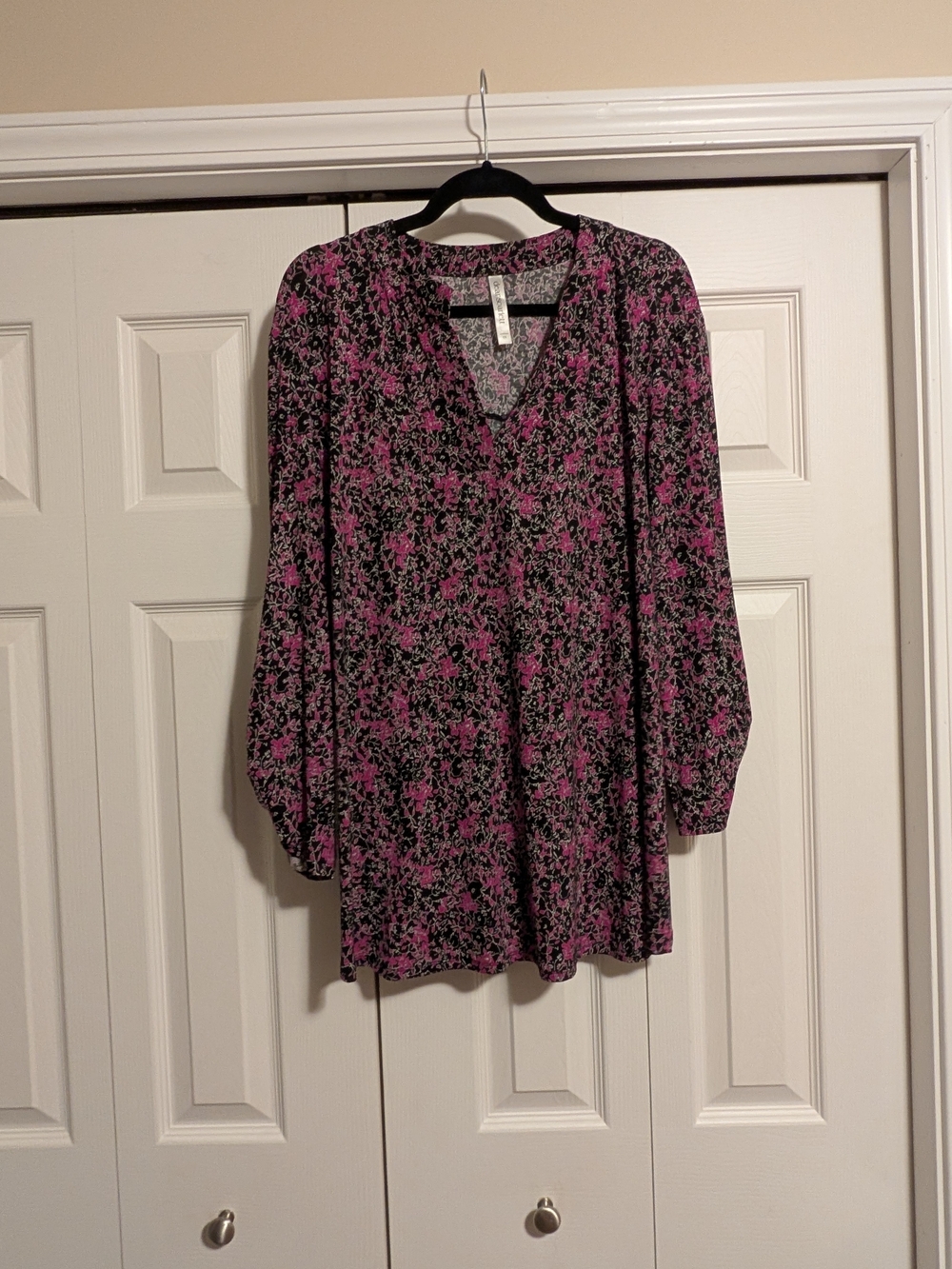 Flowy Pink Floral V-Neck Tunic Top in Black